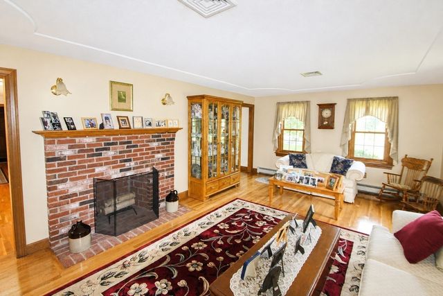 125 Boxwood Ln, Bridgewater, MA 02324