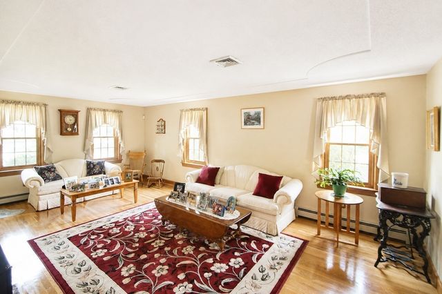125 Boxwood Ln, Bridgewater, MA 02324