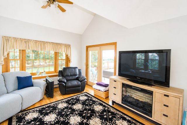 125 Boxwood Ln, Bridgewater, MA 02324