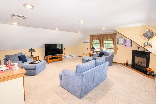 125 Boxwood Ln, Bridgewater, MA 02324
