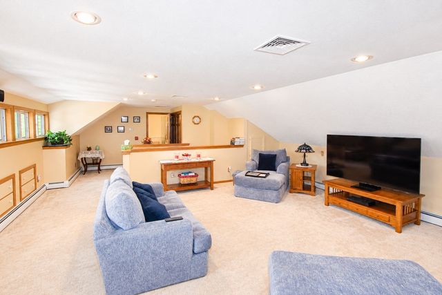 125 Boxwood Ln, Bridgewater, MA 02324