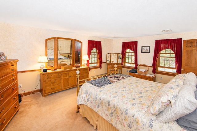 125 Boxwood Ln, Bridgewater, MA 02324
