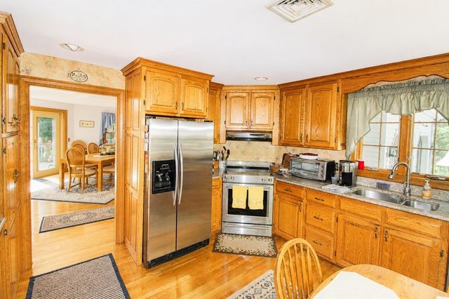 125 Boxwood Ln, Bridgewater, MA 02324