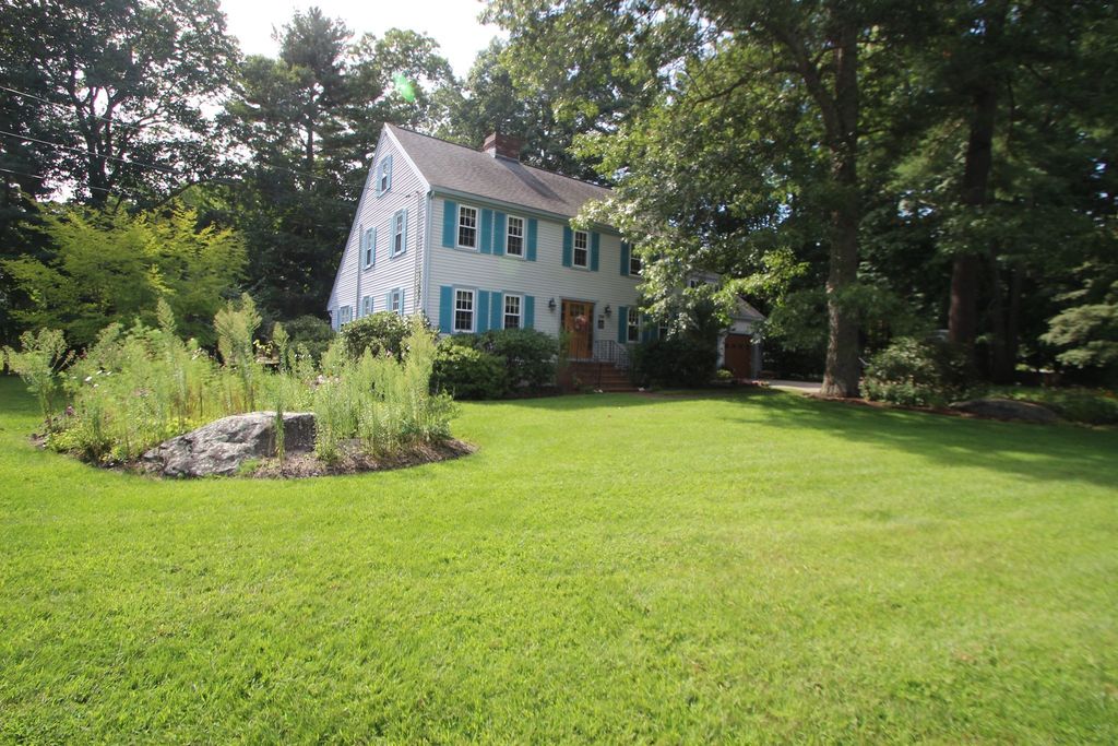 125 Boxwood Ln, Bridgewater, MA 02324