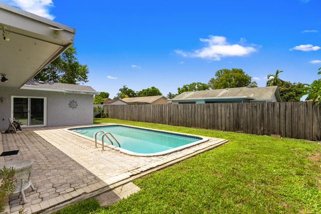 8621 NW 3RD Street, Pembroke Pines, FL 33024