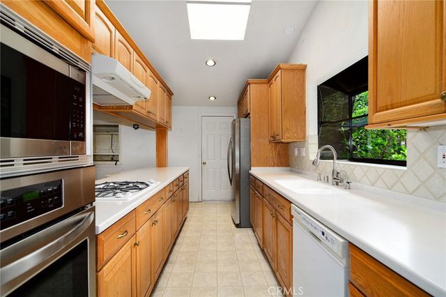 20600 Clarendon, Woodland Hills, CA 91367