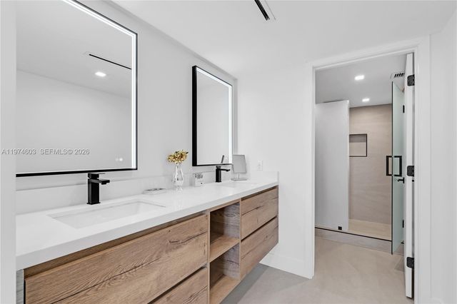 881 Ocean Dr 27D, Key Biscayne, FL 33149