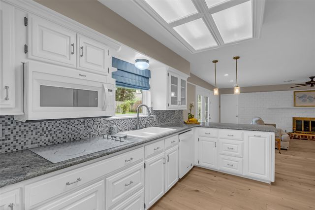 10127 Hazelhurst Drive, Houston, TX 77043