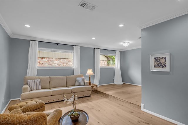 10127 Hazelhurst Drive, Houston, TX 77043