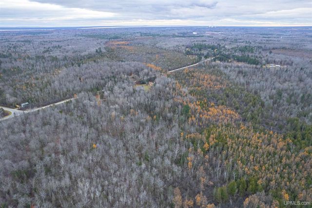 9657 N.5 Road, Gladstone, MI 49837