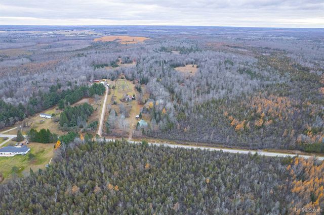 9657 N.5 Road, Gladstone, MI 49837