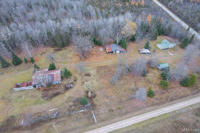 9657 N.5 Road, Gladstone, MI 49837