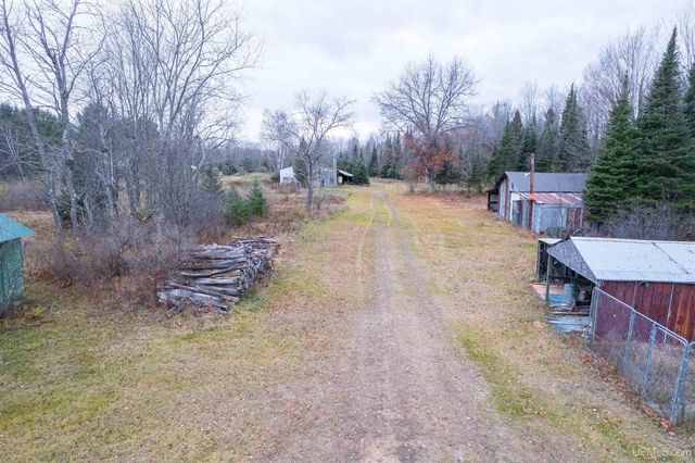 9657 N.5 Road, Gladstone, MI 49837