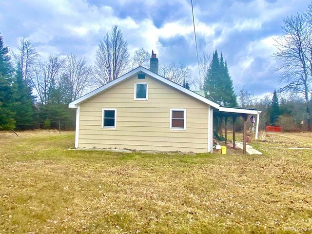 9657 N.5 Road, Gladstone, MI 49837