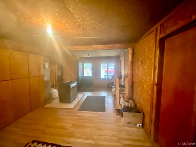 9657 N.5 Road, Gladstone, MI 49837