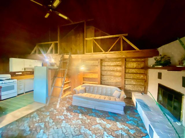 9657 N.5 Road, Gladstone, MI 49837