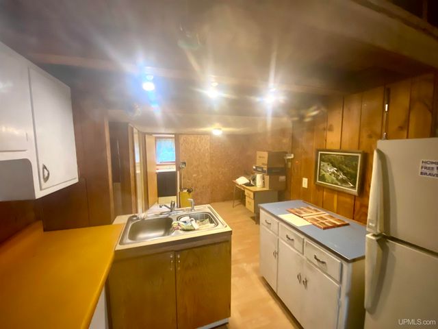 9657 N.5 Road, Gladstone, MI 49837