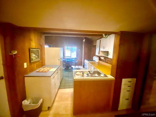 9657 N.5 Road, Gladstone, MI 49837