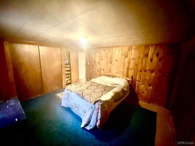 9657 N.5 Road, Gladstone, MI 49837