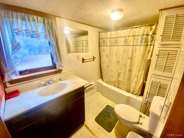 9657 N.5 Road, Gladstone, MI 49837