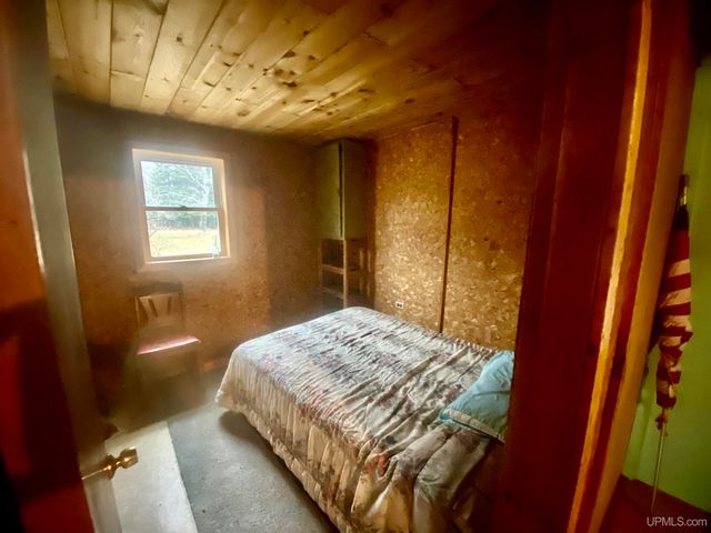 9657 N.5 Road, Gladstone, MI 49837