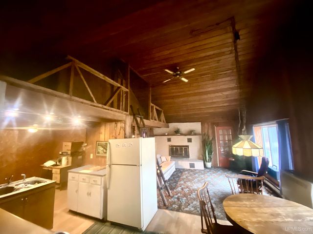 9657 N.5 Road, Gladstone, MI 49837