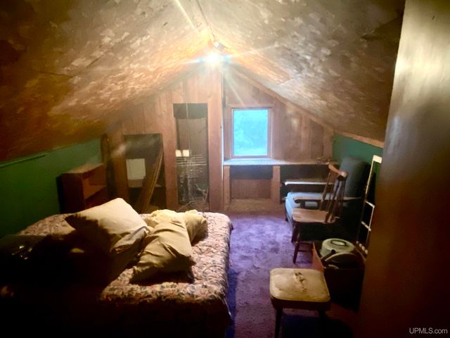 9657 N.5 Road, Gladstone, MI 49837