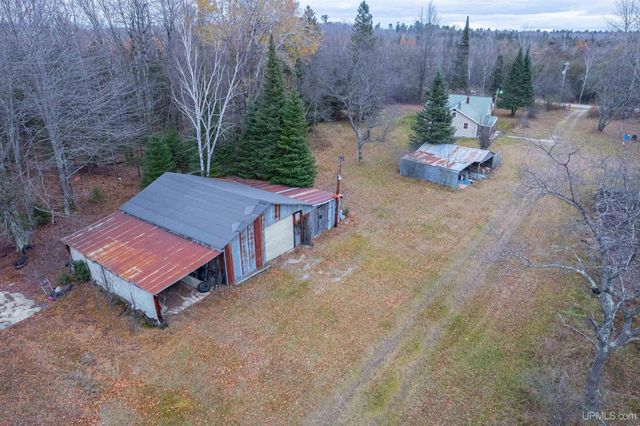 9657 N.5 Road, Gladstone, MI 49837