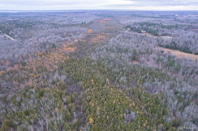 9657 N.5 Road, Gladstone, MI 49837