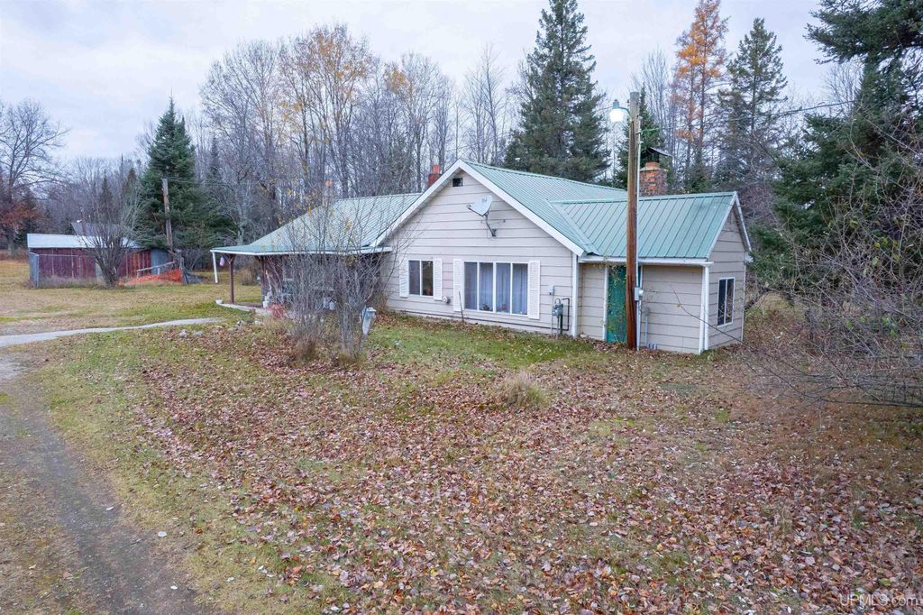 9657 N.5 Road, Gladstone, MI 49837