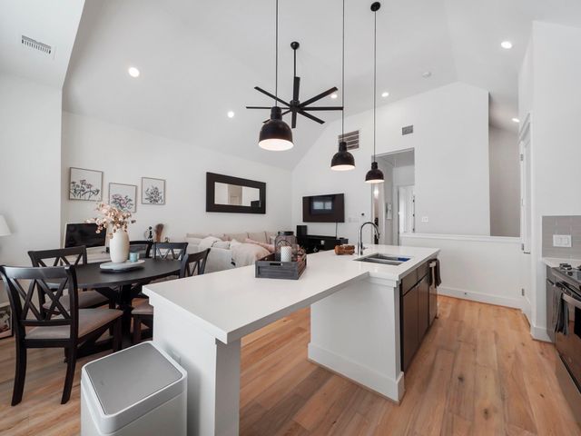 1218 W 24th Street D, Houston, TX 77008