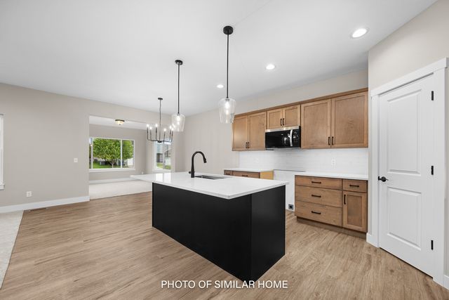 6303 College Avenue, Davenport, IA 52807