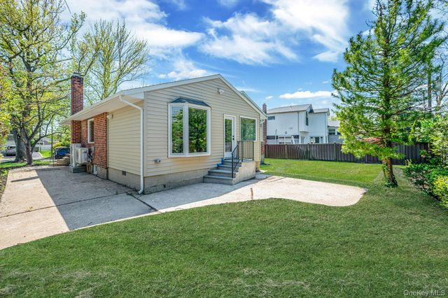 5 Warren Place, Plainview, NY 11803