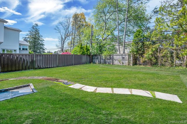 5 Warren Place, Plainview, NY 11803