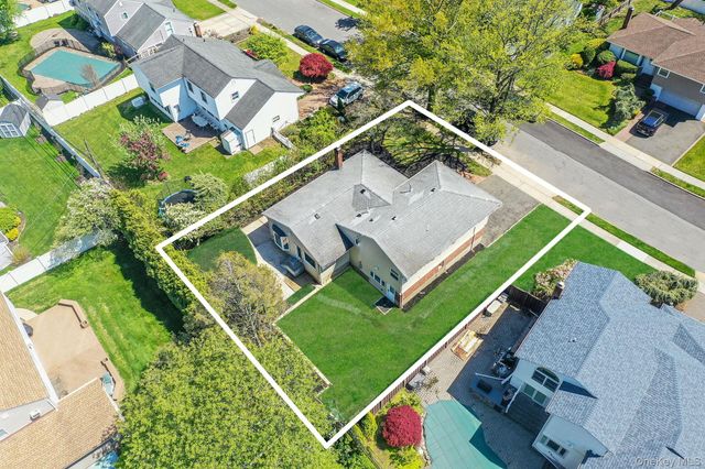 5 Warren Place, Plainview, NY 11803