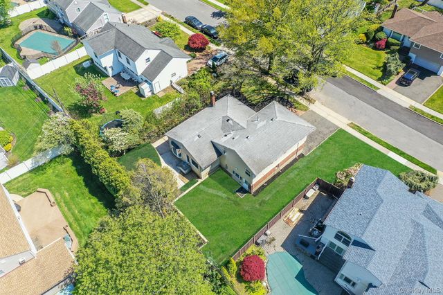 5 Warren Place, Plainview, NY 11803