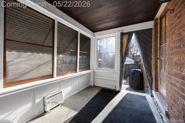 20701 Toles Lane, Grosse Pointe Woods, MI 48236