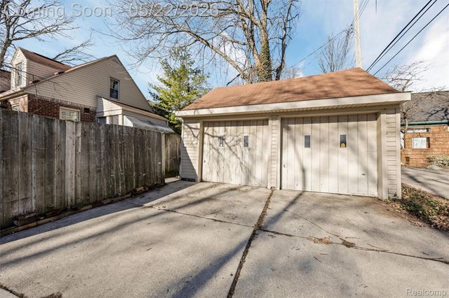 20701 Toles Lane, Grosse Pointe Woods, MI 48236