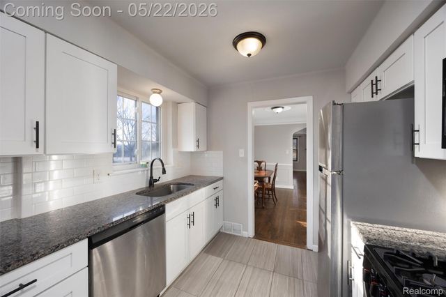 20701 Toles Lane, Grosse Pointe Woods, MI 48236