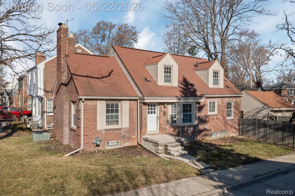 20701 Toles Lane, Grosse Pointe Woods, MI 48236