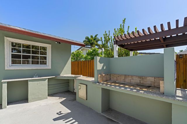 930 SE 10TH Court, Pompano Beach, FL 33060