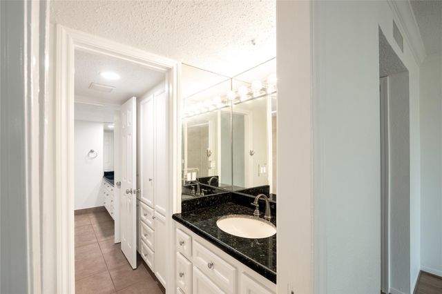 6521 Bayou Glen Road, Houston, TX 77057