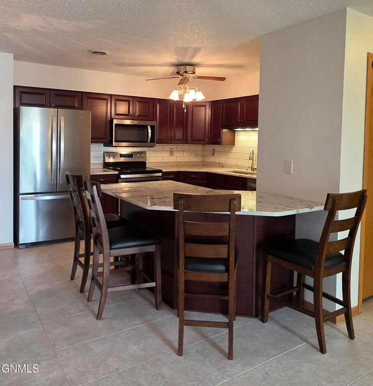 215 3rd Avenue NE, Valley City, ND 58072 photo 2