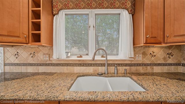 36544 Thomas Drive, Sterling Heights, MI 48312