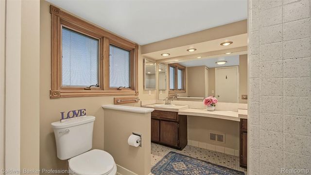 36544 Thomas Drive, Sterling Heights, MI 48312