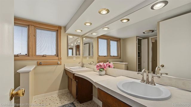 36544 Thomas Drive, Sterling Heights, MI 48312