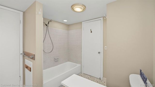 36544 Thomas Drive, Sterling Heights, MI 48312