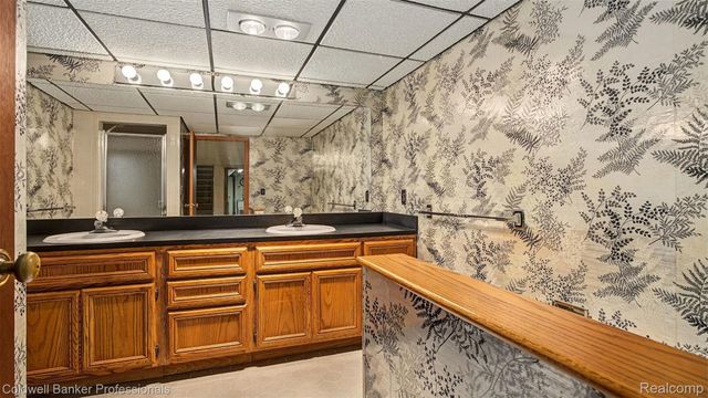 36544 Thomas Drive, Sterling Heights, MI 48312