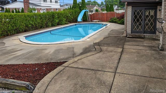 36544 Thomas Drive, Sterling Heights, MI 48312