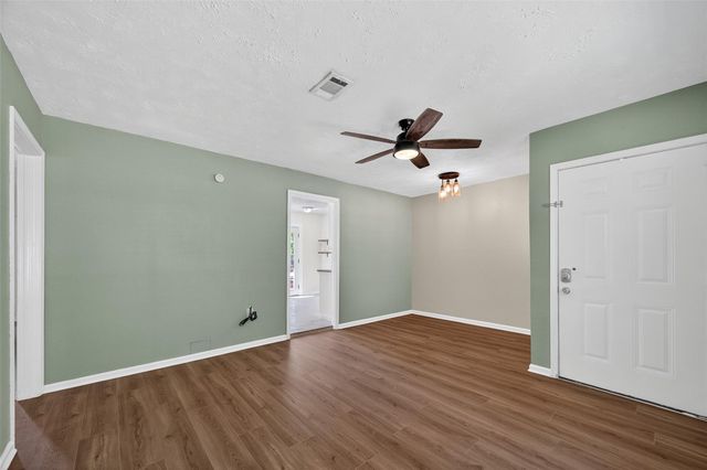 702 S Holmes Street, La Porte, TX 77571